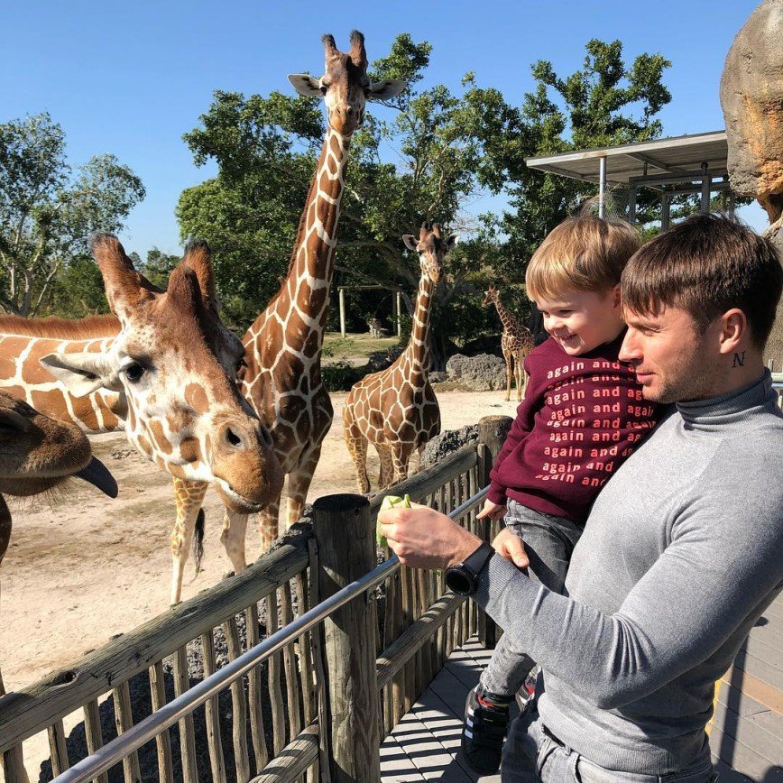 «Сколько эмоций у малыша!»: Сергей Лазарев с сыном покормили жирафов в зоопарке Майами