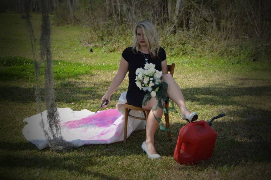 Снова счастлива: 34-летней американке справиться с разводом помогло сожжение свадебного платья