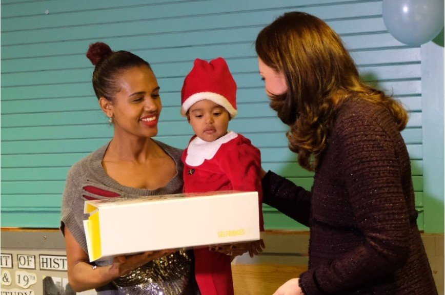 Кейт Миддлтон раздала подарки детям на рождественском благотворительном вечере