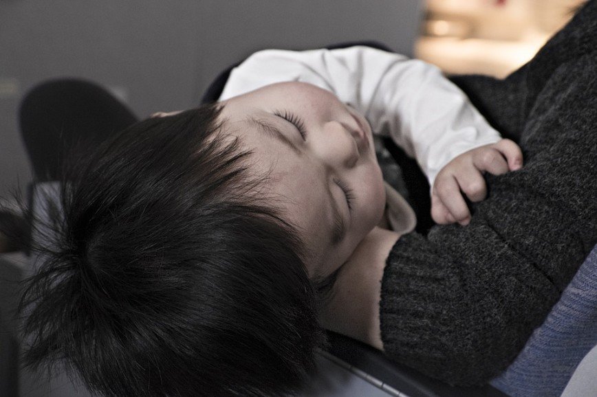 «Она хочет вас обнять»: канадский врач изобрел забавную подушку для путешествий