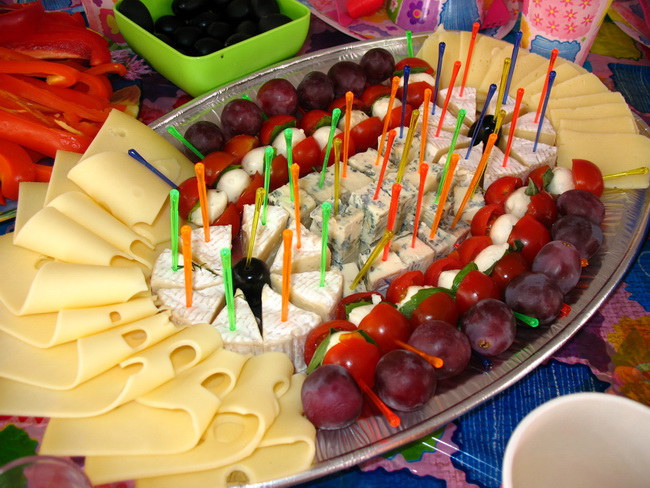 Сырная тарелка на шпажках на праздничный