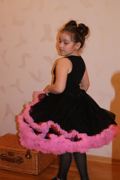 юбка Белль черная с ярко-розовой опушкой без шляпы.jpg