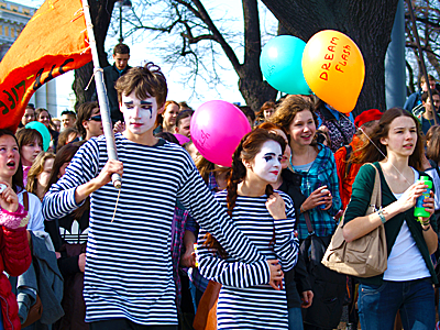 Праздник Весны и Труда - это праздничное шествие с флагами и воздушными шарами(из СССР) ✿Рrimavera✿