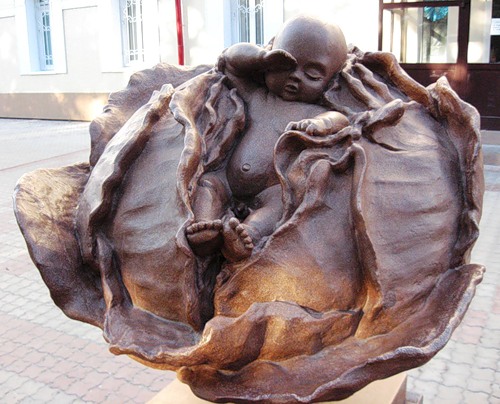 Памятник младенцам, которых находят в капусте.