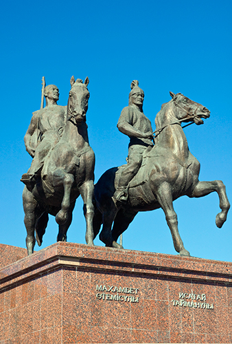 Памятник Махамбету Утемисову и Исатаю Тайманову. Казахстан, город Атырау.  JANE