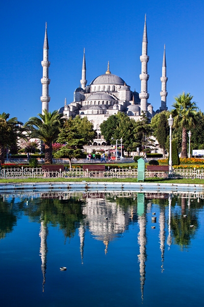  Голубая мечеть или Мечеть Султанахмет - одна из самых главных и величественных достопримечательностей Стамбула. Она поражает своим величием, масштабом, уникальностью и красотой. Особенность мечети в том, что она имеет 6 минаретов (обычно их 4). Находится мечеть в самом центре Стамбула, в его исторической части, не берегу Мраморного моря. Вокруг Голубой мечети расположен красивый парк с фонтанами, что делает это место еще более привлекательным и незабываемым! http://ru.wikipedia.org/wiki/%D0%93%D0%BE%D0%BB%D1%83%D0%B1%D0%B0%D1%8F_%D0%BC%D0%B5%D1%87%D0%B5%D1%82%D1%8C  JANE