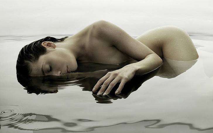 Тело в воде, разум на улице: обнаженная фотография Клауса Камперта