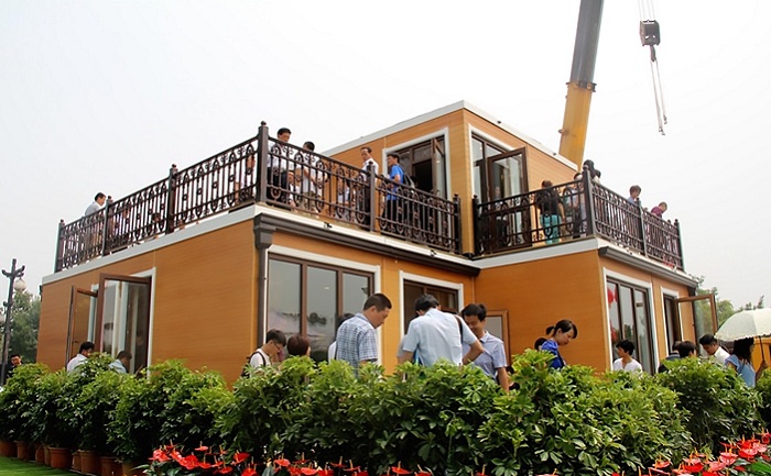 Гении скоростного строительства: рабочие собрали настоящий жилой дом всего за 3 часа