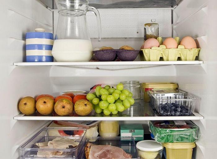 Какой продукт есть в холодильнике. Холодильник с едой. Холодильник с продуктами. Хранение продуктов. Полный холодильник продуктов.