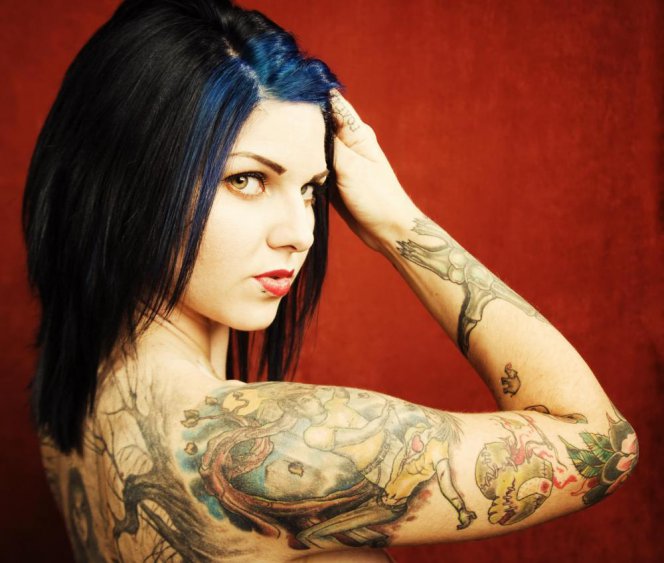 Женщины с татуировками воспринимаются распущенными