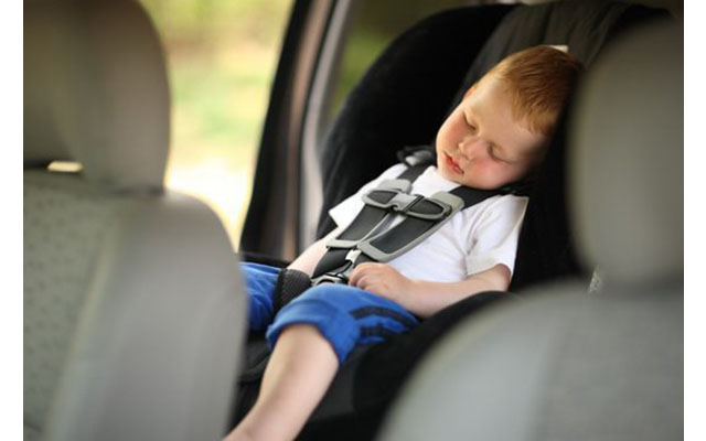 Медики просят родителей не оставлять детей в машине  