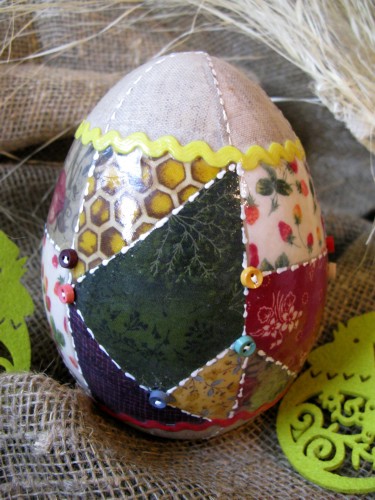 Деревянное яйцо оформлено в стиле пэчворк. Блок называется Крейзи Квилт. В работе использовала ткань х/б для пэчворка, лён, тесьму, белый контур, пуговицы. 


 Логопед1