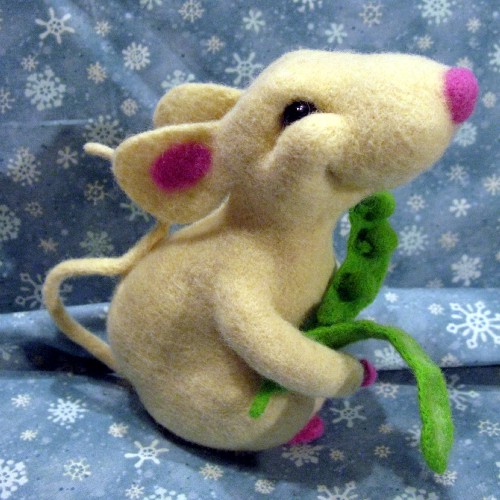 Мышка с горошком, сваляная из шерсти. Логопед1