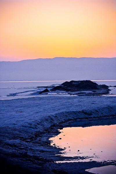 Израиль, Мертвое море. Этот регион считается поистине заповедной зоной,расположенной на 395 метров ниже уровня океана, с первого взгляда производит необычное впечатление: пустынные берега, лишенные растительности, красные скалы, желтый песок, насыщенный цвет воды, яркое солнце… Моя доча, впервые увидев берег, вскрикнула : "Мам, как могааа снегааа,охх ") Эти места, удивительным образом вписанны в библейский пейзаж. Приезжайте и вы расслабиться в водах уникального Мертвого моря, почувствовать невесомость вашего уставшего тела, понежиться в теплых лучах израильского уникального солнца. 
http://www.paks.ru/israel/dead_sea/ 

 ДаниРина