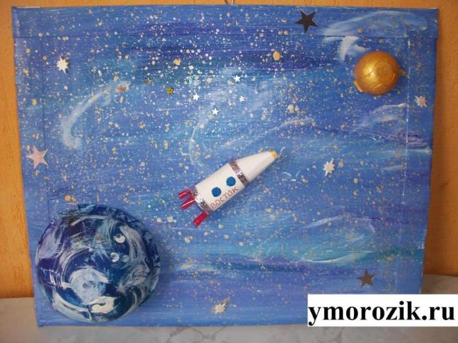 Конкурс в доу ко дню космонавтики. Макет космоса для детского сада. Космос глазами детей поделки. Космические поделки для детского сада.