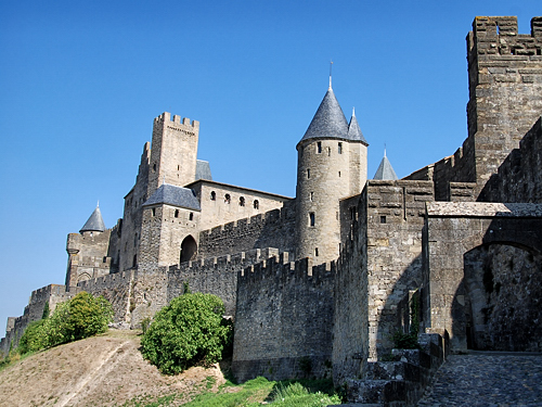 Каркассон. http://russotravel.ru/gallery/show/368 
Красивая крепость на юге Франции. Осталась почти неизменной со средневековья. У нее очень красивая ночная подсветка, туристы специально остаются в городе на ночевку, чтобы ее посмотреть Kuny@