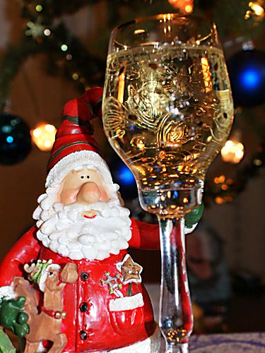 Я шампанского бокал подниму,//
С Новым годом поздравлю страну!//
Поздравлю всех Вас с Рождеством!//
Пусть счастье не покидает ваш дом!  Primaverа