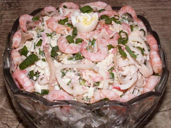 Салат с кальмарами и креветками и крабовыми палочками и яйцом