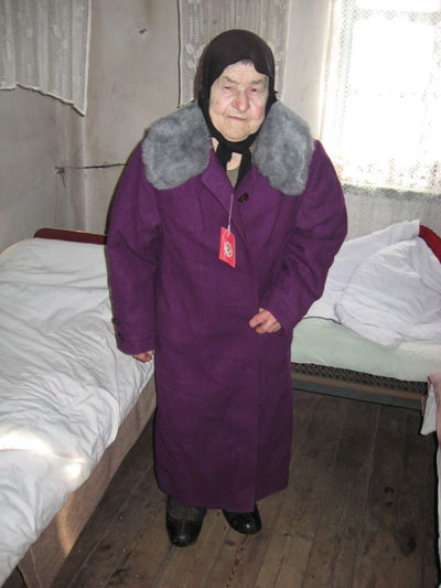 Бабушка в пальто