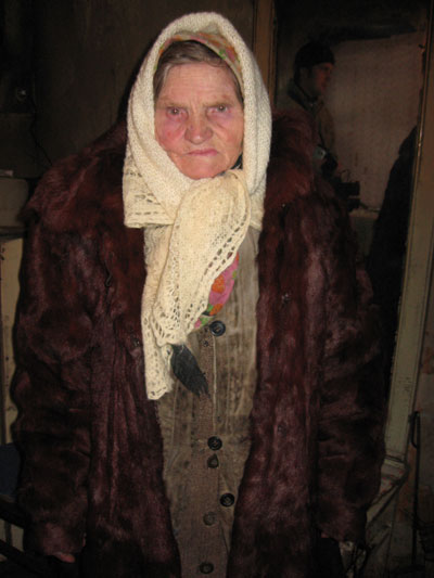 Бабушка в пуховом платке