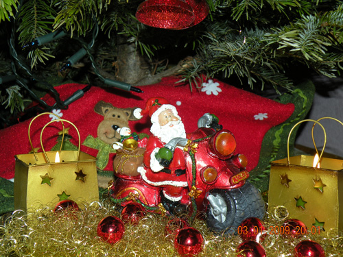 Дед Мороз спешил на ёлку, жёг резину-делал стопи, он подарки всем привёз, здравствуй Дедушка Мороз! С Новым Годом!!! lenik1970