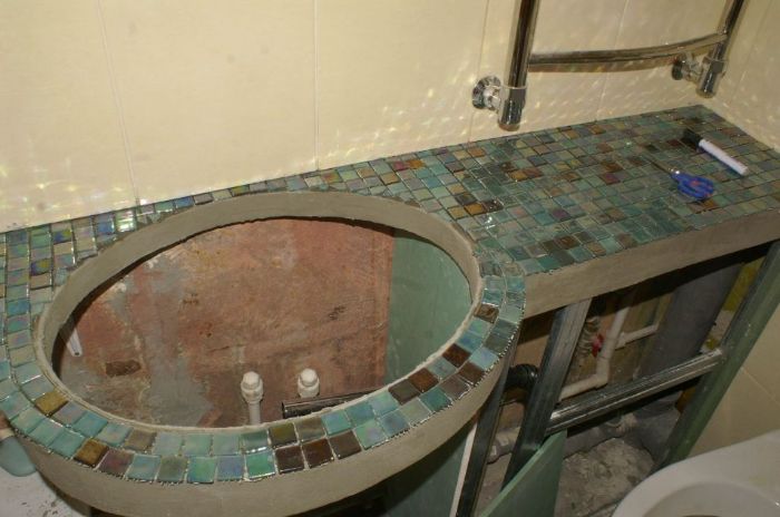 тумба в ванной из мозаики