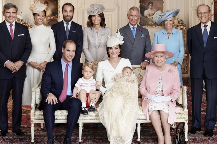 Королевская семья Британии опубликовала первое фото в полном составе
