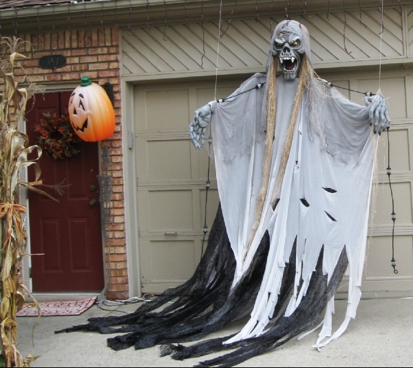 Вот так отпугивают злых духов жители Grosse Pointe (Америка) от своего дома в день хэллоуина Aletta