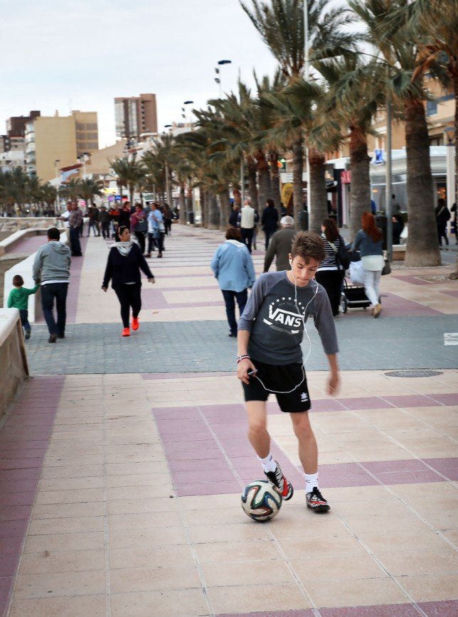 Испанцы даже пешие прогулки совмещают с футбольным мячом) Avrora777