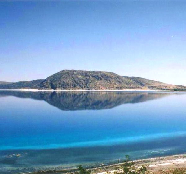 Если Вы собираетесь посетить Памуккале, то по дороге туда не пропустите прекрасное озеро Салда в провинции Бурдур. Оно считается самым большим и глубоким в Турции, а состав практически невидимой воды в нем уникален и является лечебным. Вы сможете позагорать на чистейшем  вулканическом пляже, наслаждаясь инопланетным пейзажем, который навсегда останется в Вашей памяти.
http://en.wikipedia.org/wiki/Salda_Lake Argentina_
