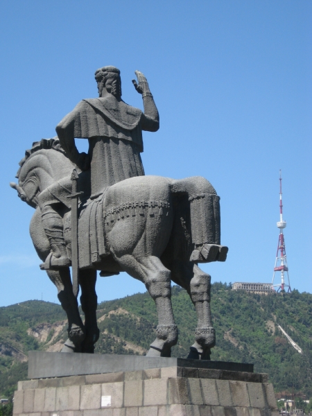 памятник царю Вахтангу I Горгасалу в Тбилиси
http://ru.wikipedia.org/wiki/%D0%92%D0%B0%D1%85%D1%82%D0%B0%D0%BD%D0%B3_I Амадеус