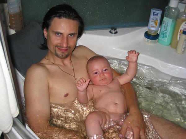 Дочка купается в ванне. Совместное купание. Купание папой. Мама купается с дочкой. Мама купается с папой.