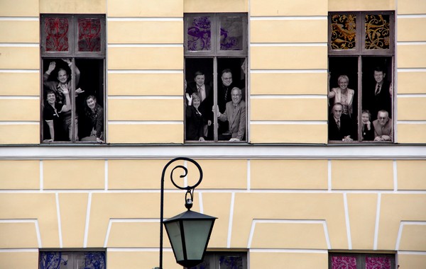 Тартусский университет. В окнах фото преподавателей, которые ждут своих студентов.
 Yuliеttа
