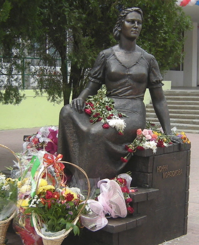  Памятник Нонне Мордюковой в Ейске.  Lace
