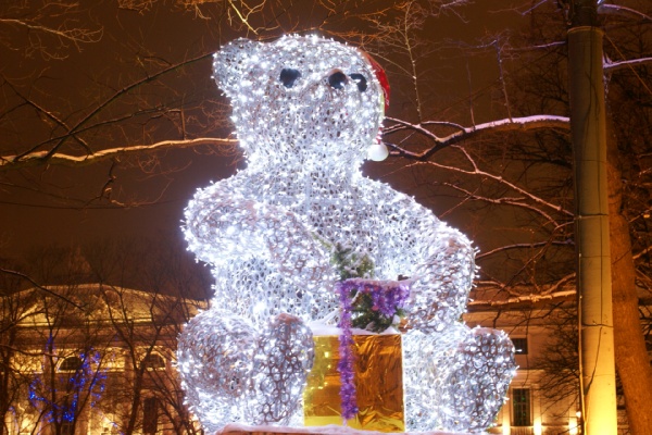 Вот такой сияющий мишка радует жителей Петербурга и гостей города на Рождественской ярмарке. v-tina