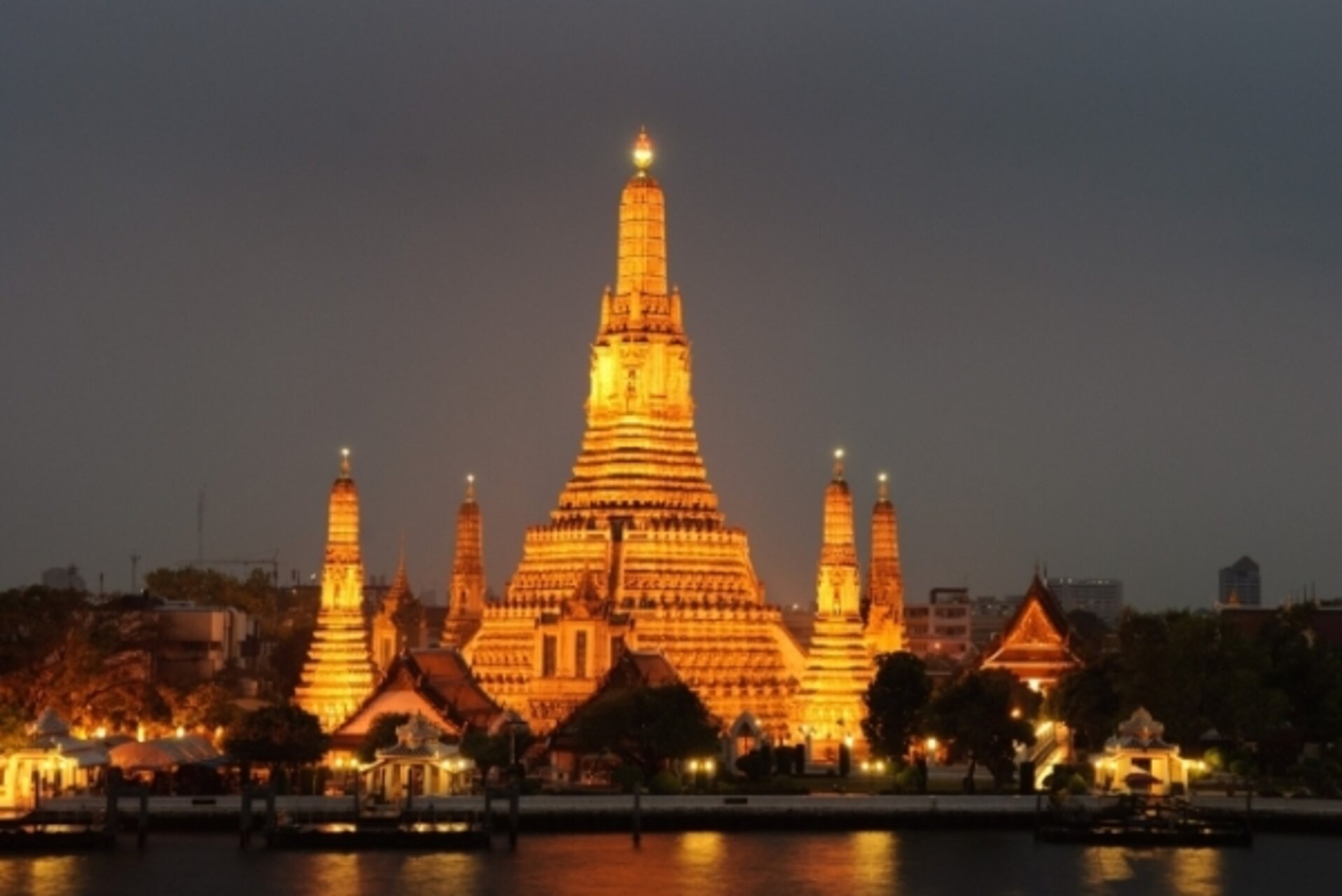 Ват Арун (тайск. วัดอรุณ, храм рассвета) — буддийский храм в Бангкоке, Таиланд. Расположен на западном берегу реки Чаупхрая. Известен своей 79-метровой пагодой, украшенной керамической плиткой и разноцветным фарфором.
http://ru.wikipedia.org/wiki/%D0%92%D0%B0%D1%82_%D0%90%D1%80%D1%83%D0%BD Olarge