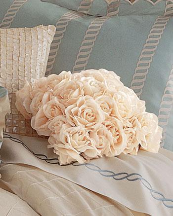 Декоративная подушка с нашитыми цветами