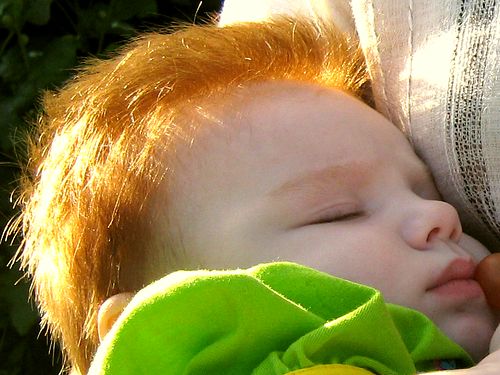 Доченьке 4 мес. Спит у папы на руках, солнце в рыжих волосах :) V_i_k_a