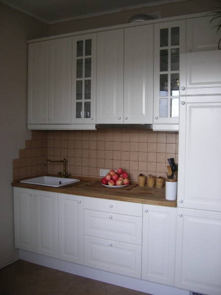 Белая кухня икеа лидинго