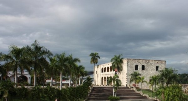 Алькасар-де-Колон (Alcazar de Colon) - Дворец Колумба.
г. Санто-Доминго, Доминиканская республика
Здание было построено в 1514 году на эспланаде, возвышающейся над рекой Осама, по заказу сына первооткрывателя Америки – Диего Колумба.
http://touroid.ru/blog/dominican_rep/1082.html VЕRbA