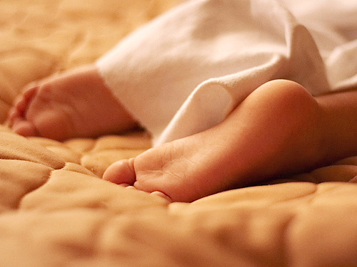 Спать ноги видео. Пяточка из под одеяла. Детские ножки из под одеяла. Красивые пятки. Ноги под одеялом.
