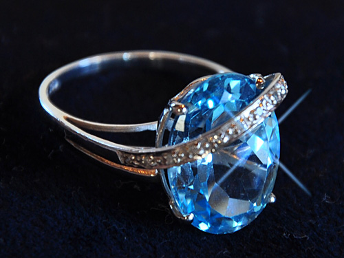 голубой топаз 17.9 карат, обрамленный в белое золото с россыпью маленьких бриллиантов - настоящий шедевр ювелирного искусства! Asteri