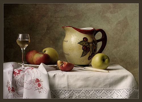 Натюрморт с яблочным пирогом белый фарфор
