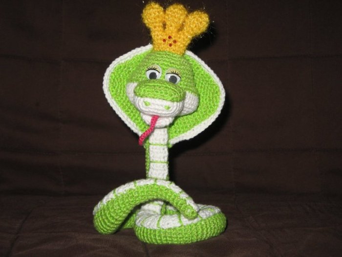Игрушка змея крючком. Змея Королева Марго. Змея Королева Марго крючком. Вязаная змея крючком. Вязаная игрушка змея.