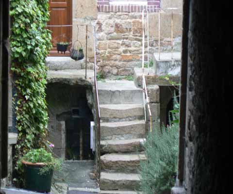 Villedieu-les-poeles-old-steps.jpg
