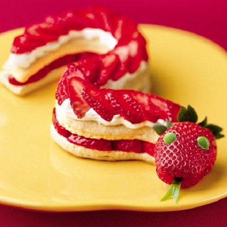 Клубничный десерт в виде змеи