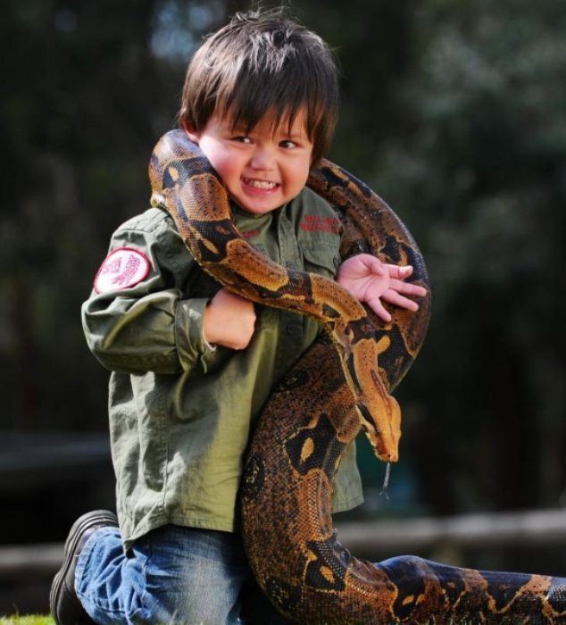 2-летний мальчик  укрощает змей