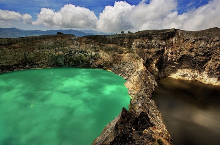 Уникальные трехцветные озера в кратере вулкана Келимуту 