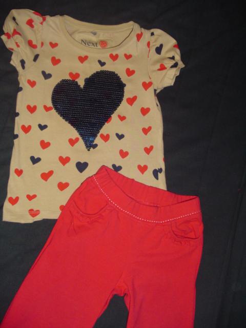 Костюм р.104-110 красные брюки джимбори и футболка Некст с сердцем ближе.JPG