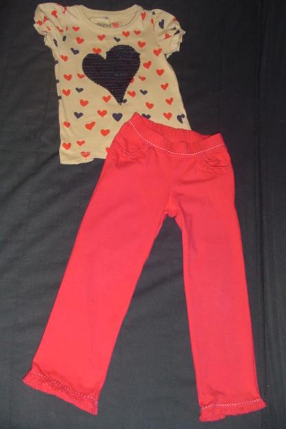Костюм р.104-110 красные брюки джимбори и футболка Некст с сердцем.JPG